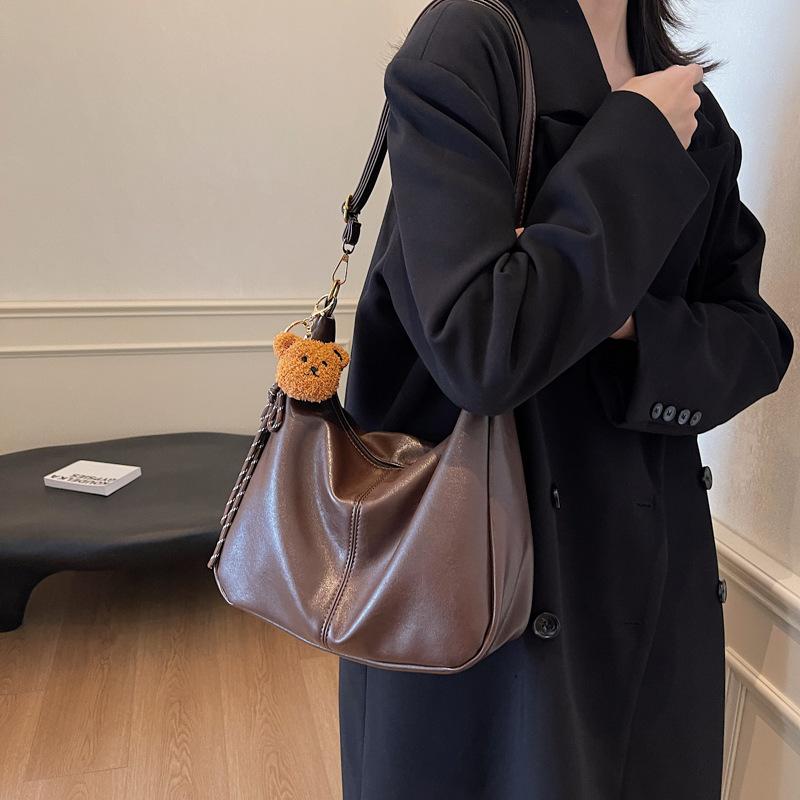 

Винтажная сумка-тоут большой вместимости, женская сумка через плечо под мышкой, сумка-ведро для поездок на работу. With pendant темно-коричневого