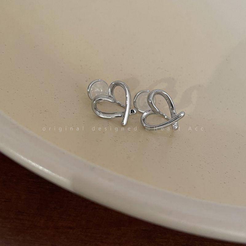 

Sleep Heart Female Fall and Winter Simple Ear Clip Cut Out Heart ear clip
