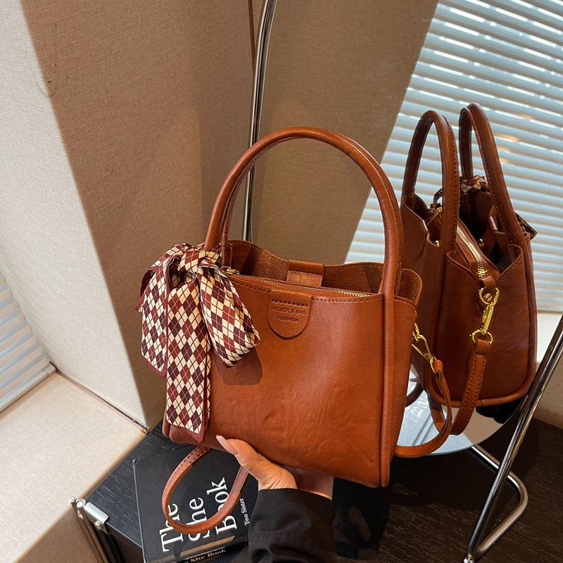 Retro Hand Bucket Bag Women's New Trendy Fashion Versatile Shoulder Bag Premium Texture Messenger Bag