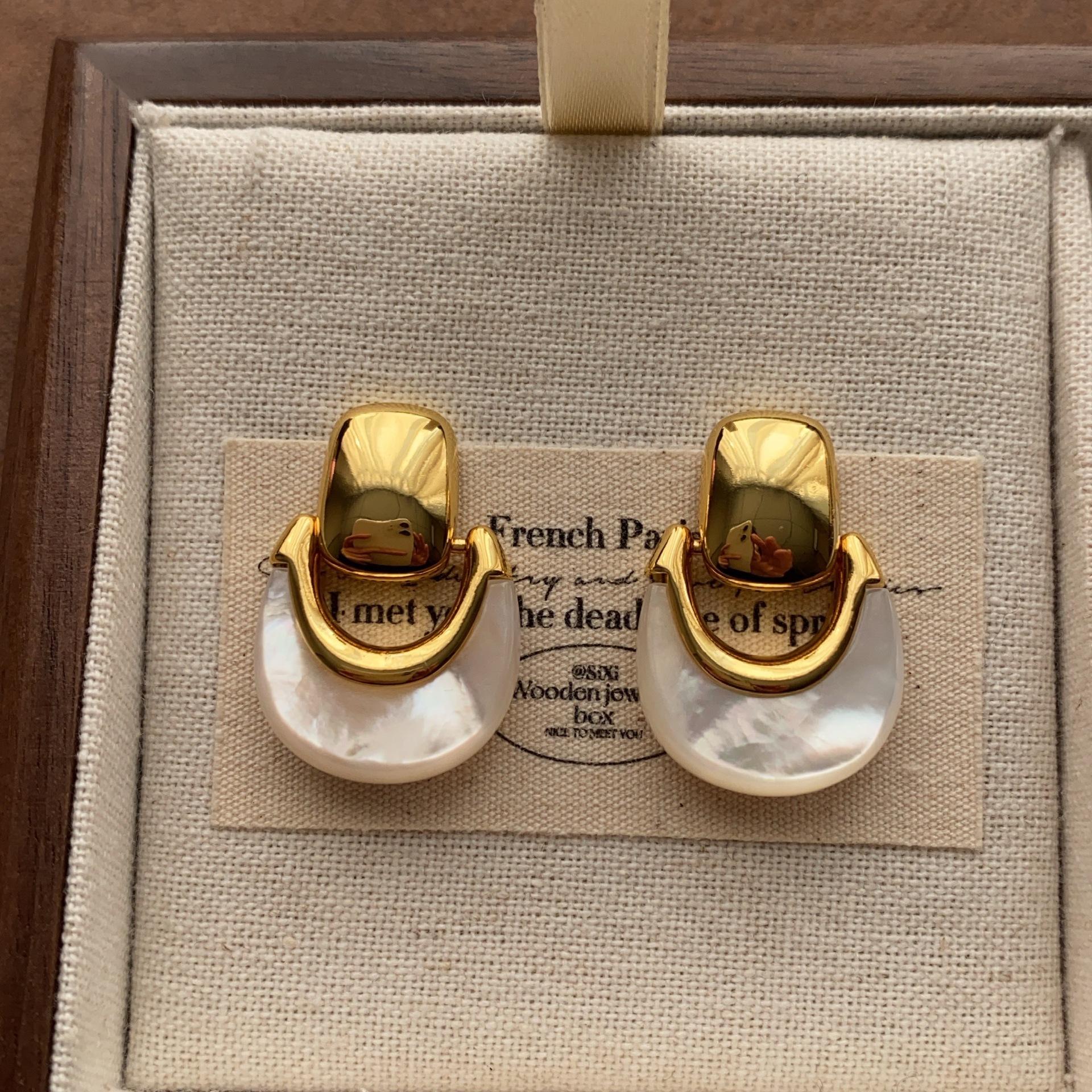 Light luxury simple round fritillary stud earrings retro door rings warm earrings atmospheric noble high-end fashion daily earrings