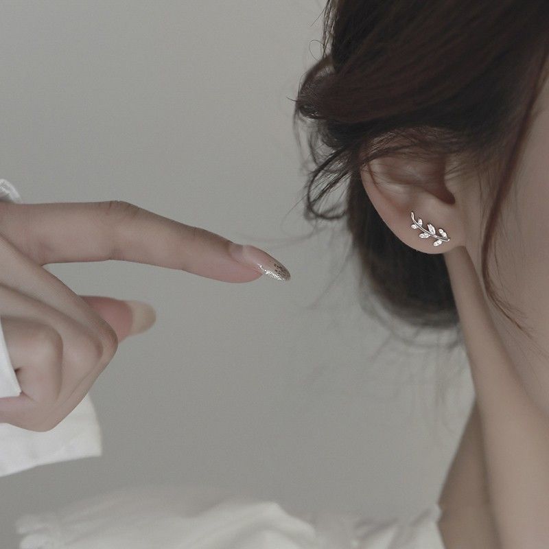 

Sterling Silver Leaf-Shapepd Stud Earrings Women Delicate Earrings Special Interest Light Luxury Design Sense Earrings 2022 New Trendy Earrings Classy Diamond Leaf Stud Earrings