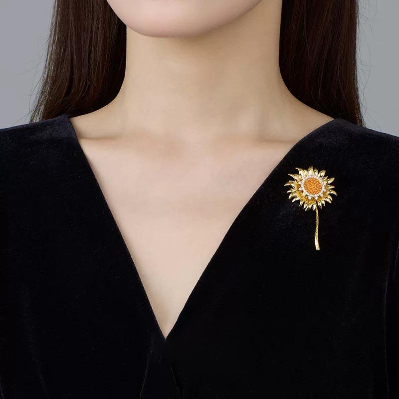 Sunflower Brooch - Elegant Diamond-studded Women's Accessory, Small and Exclusive with A Sense of Sophistication.