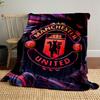 Mönstret har en Manchester United-logotyp med virvlande livfulla färger. för alla säsonger filt lunchpaus pläd present