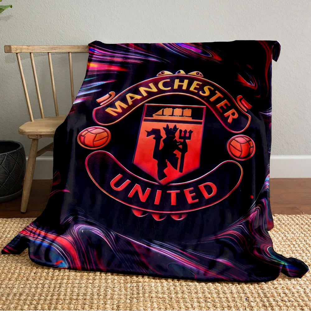 Mönstret har en Manchester United-logotyp med virvlande livfulla färger. för alla säsonger filt lunchpaus pläd present