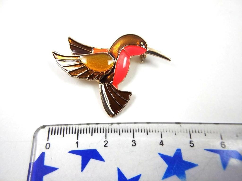 [F KNOTEN] Kolibri-Anstecknadel, 4,5 cm x 3,3 cm, mit Verschluss, Stilvoll, Niedlich, Formell (Braun)