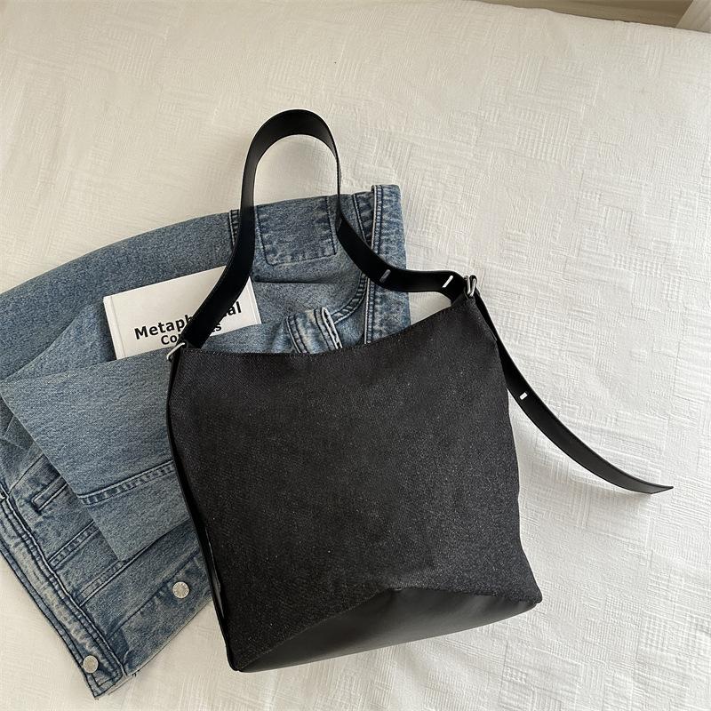 Light luxury exquisite chain, portable bucket bag, female niche design, foreign style, high value sense, pumping belt, shoulder messenger bag