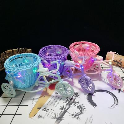 Καρότσι Ρατάν Καλάθι Λουλουδιών Διακοσμητικό Τρίκυκλο με Πολύχρωμα Λουλούδια Ψάθινο Δοχείο