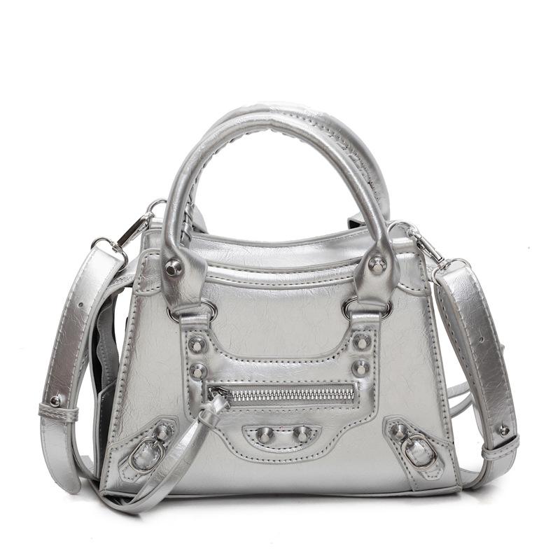 Women's bag 2025 new Korean version fashion rivet shoulder locomotive bag personalized trend messenger small square bag pu