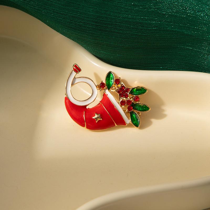 Christmas Brooch for Women European Style Metal Enamel Wreath Brooch with Hollow Rhinestones Elegant Fashion Jewelry for Party Outfits