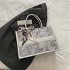 1 Stuks Grote Capaciteit Geborduurde Tote Bag Dames Hoge Kwaliteit Niche Commuter Handtas Schouder Messenger Bag Vrijetijdstas