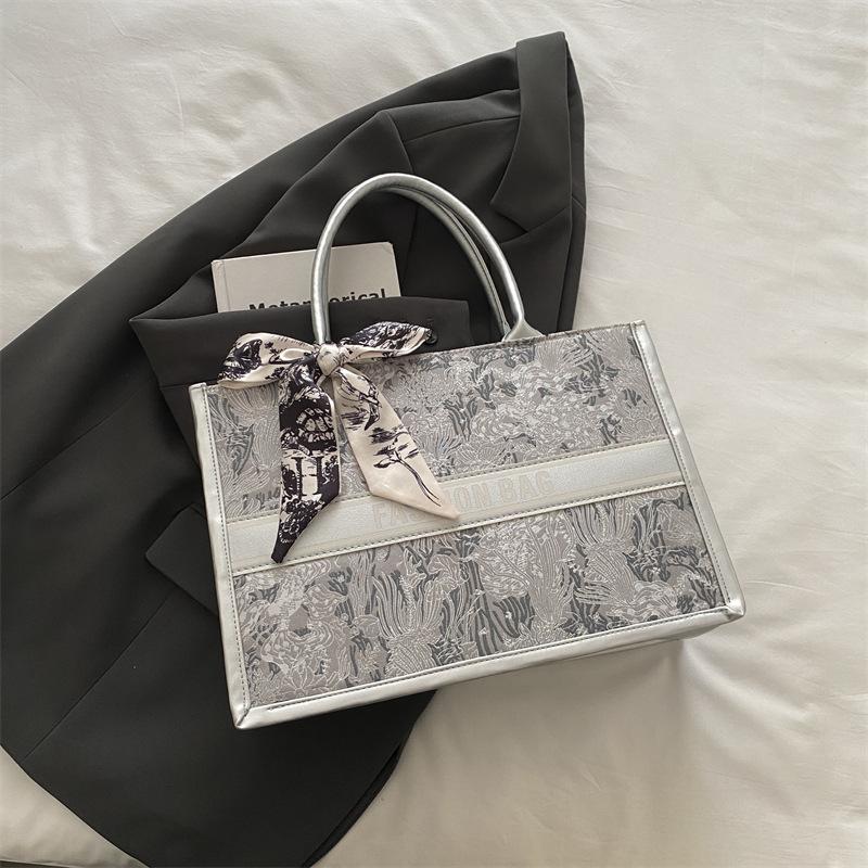 1 Stuks Grote Capaciteit Geborduurde Tote Bag Dames Hoge Kwaliteit Niche Commuter Handtas Schouder Messenger Bag Vrijetijdstas