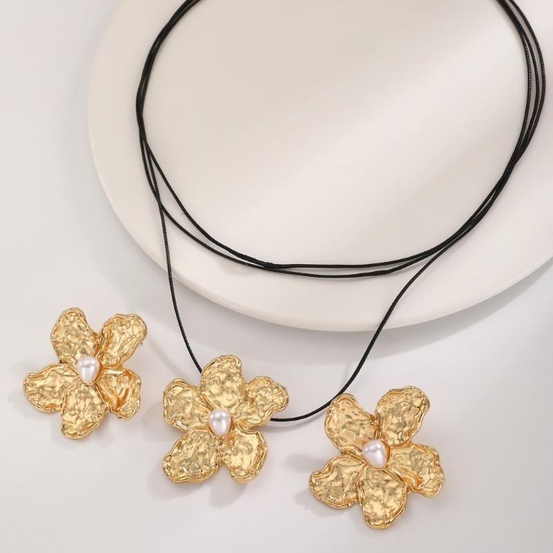 Elegante Perlenblumen-Halskette für Damen Verstellbare Stabile Legierungskette Tragbar für Hochzeiten und Bankette Zubehör