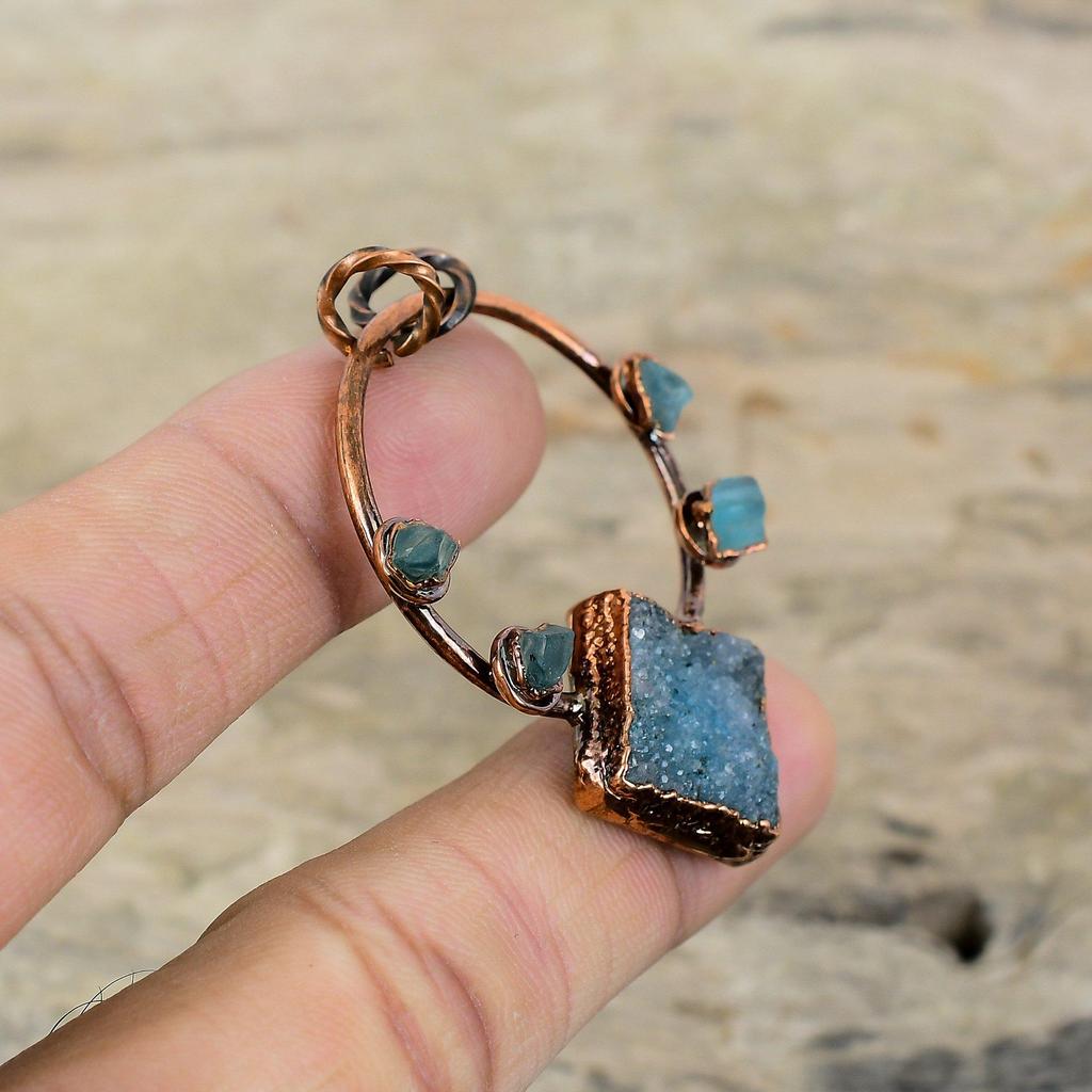 Blauer Druzy-Anhänger, galvanisierter Kupferanhänger, Neon-Apatit, Rohanhänger, galvanisierter Schmuck, handgemachter Edelsteinanhänger, Jahrestagsgeschenk