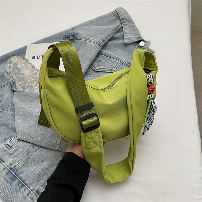 

Foreign style new casual dumpling bag 2025 spring trend fashion niche design women s simple shoulder messenger bag Without pendant зелёный