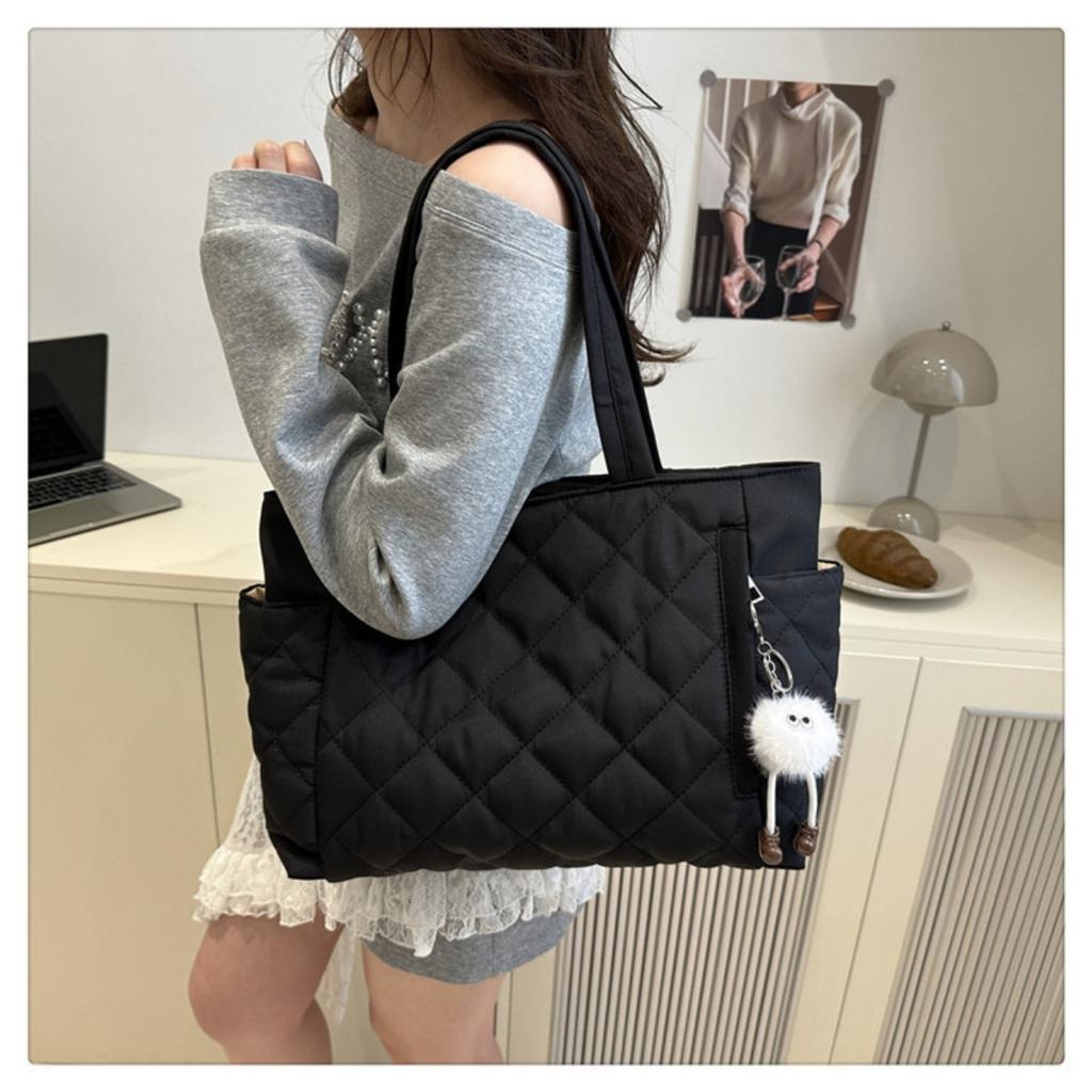 Large Capacity Checkered Handbag, Made of Durable and Wrinkle Resistant Quilted Material, with Multiple Pockets for Easy Storage