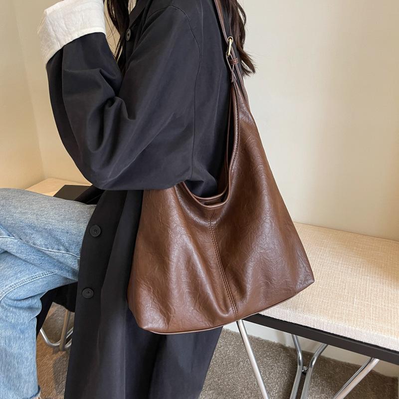 Retro soft leather tote bag women's large capacity 2025 new versatile fashion shoulder bag casual commuter bucket bag