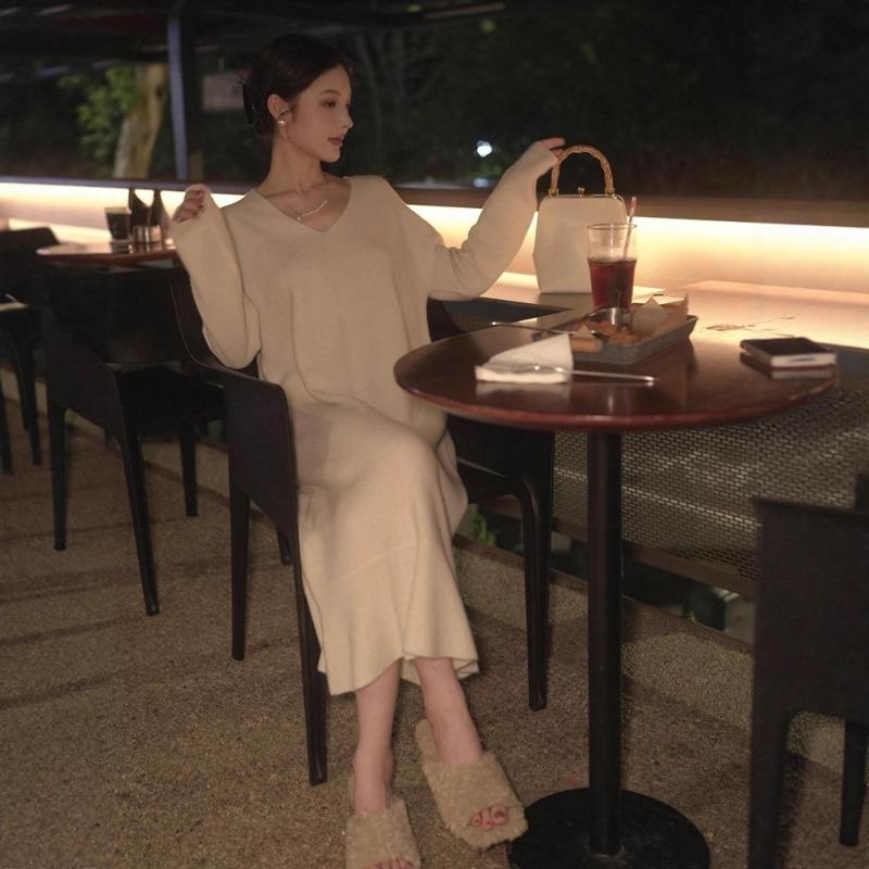 [] Autumn and winter new lazy style high-end sense super good-looking v-neck long style with knitted sweater dress