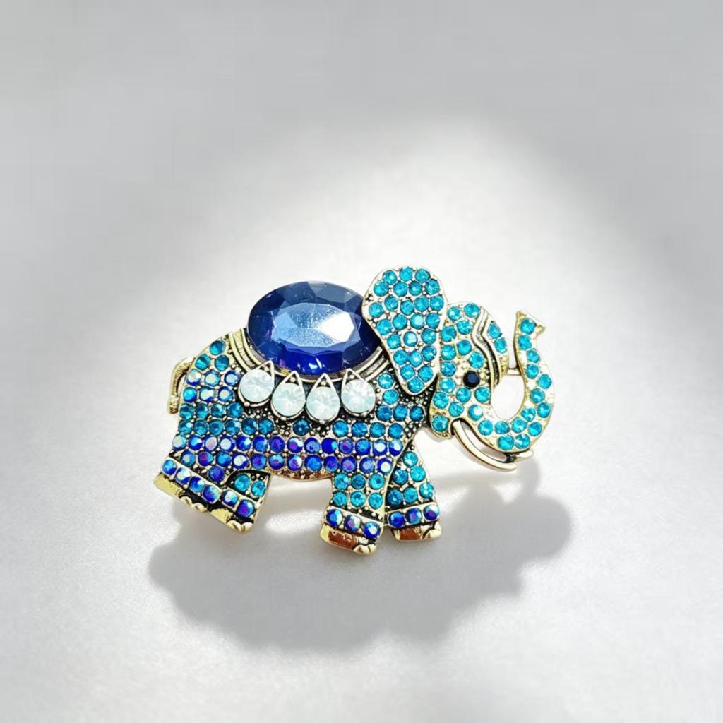 European Retro Rhinestone Elephant Brooch: Three-Dimensional Alloy Animal Pin for Fashionable Clothing Accessories