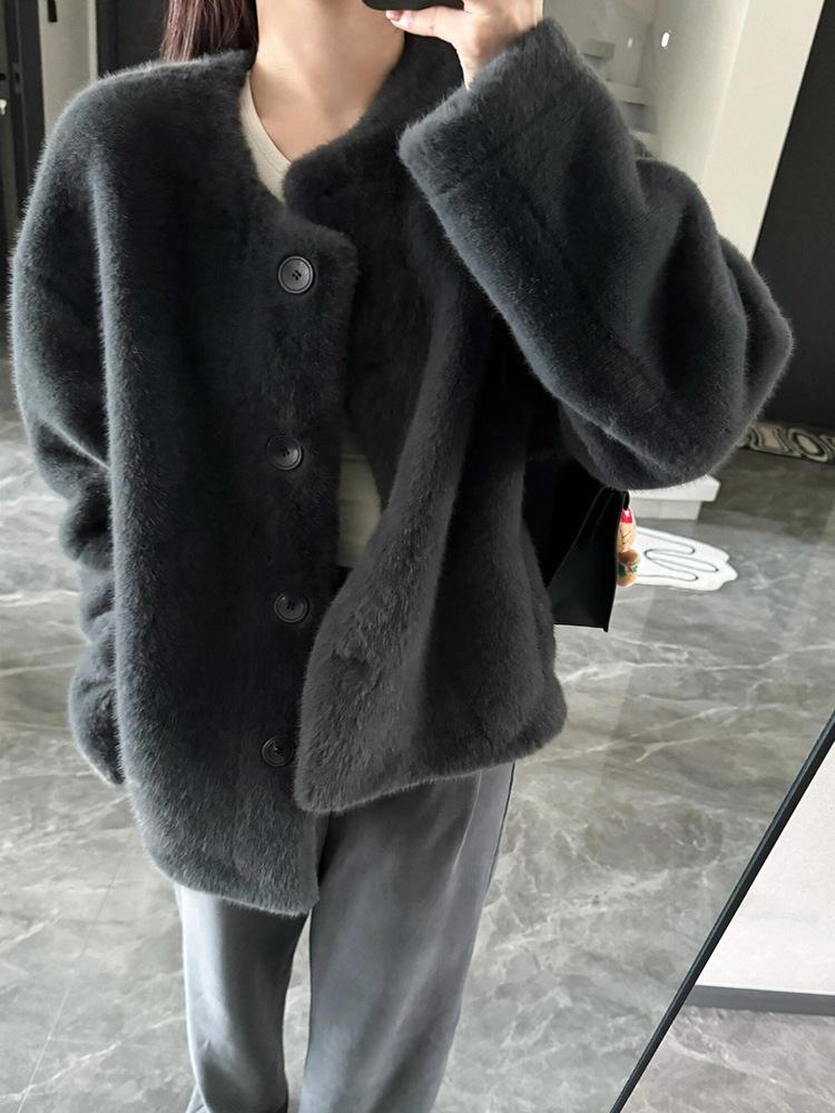 The milk is very creamy in the milk. Rua imitation mink hair short environmentally friendly fur coat, new women's winter fur coat.