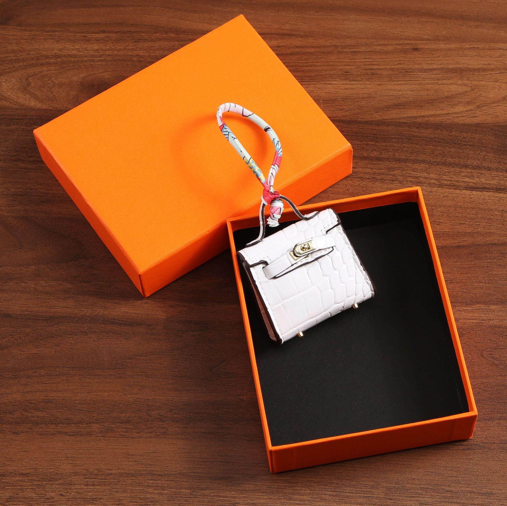 

Мини-сумка с крокодиловым узором, изысканная сумка для мелочи, красный конверт, женская сумка, подвесное украшение, высококачественный автомобильный брелок 6x8x2.5 белый