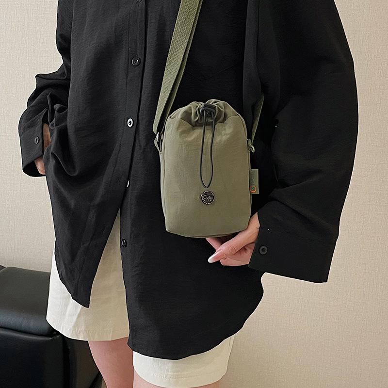Niche design casual simple texture fashionable bucket bag 2025 summer new foreign style women's shoulder messenger bag