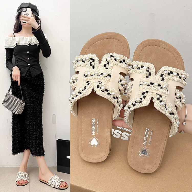 Xiaoxiangfeng Flat-bottomed Slippers Women's Summer 2025 New Outer Wear Fashion Pearl Soft-bottomed French with Skirt Cool Slippers