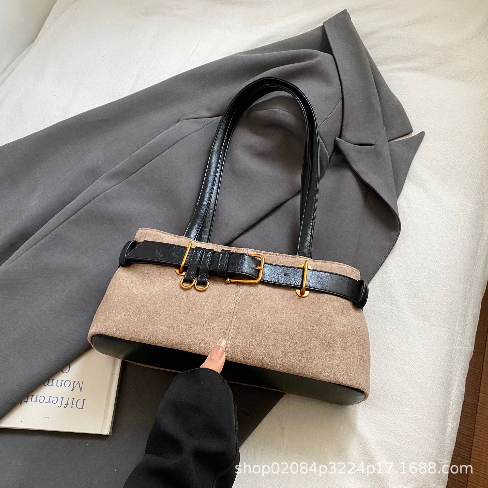 

2025 new versatile niche design small bag retro suede shoulder bag underarm bag handbag хакі