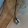 Abstrakte hohle Metallanhänger Halskette Schwarzes PU-Lederband Halskette Verstellbare Sweater-Kette Modischer Choker