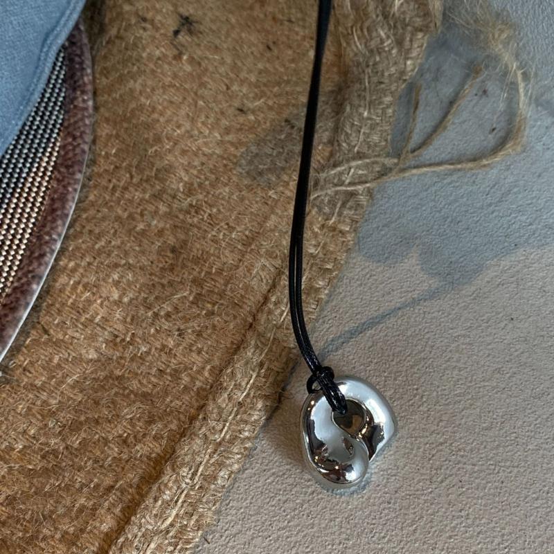 Abstrakte hohle Metallanhänger Halskette Schwarzes PU-Lederband Halskette Verstellbare Sweater-Kette Modischer Choker