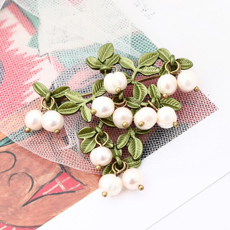 Retro Green Cranberry Brooch With Alloy Leaf Decoration For Women And Men