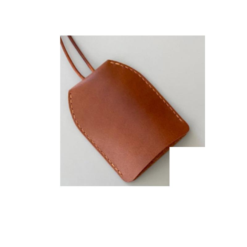 

Японська регульована шкіряна сумка для ключів через плече з ремінцем на шиї, що запобігає втраті, і захисною кришкою для ключа автомобіля 8.5x10.5cm темно-коричневого кольору