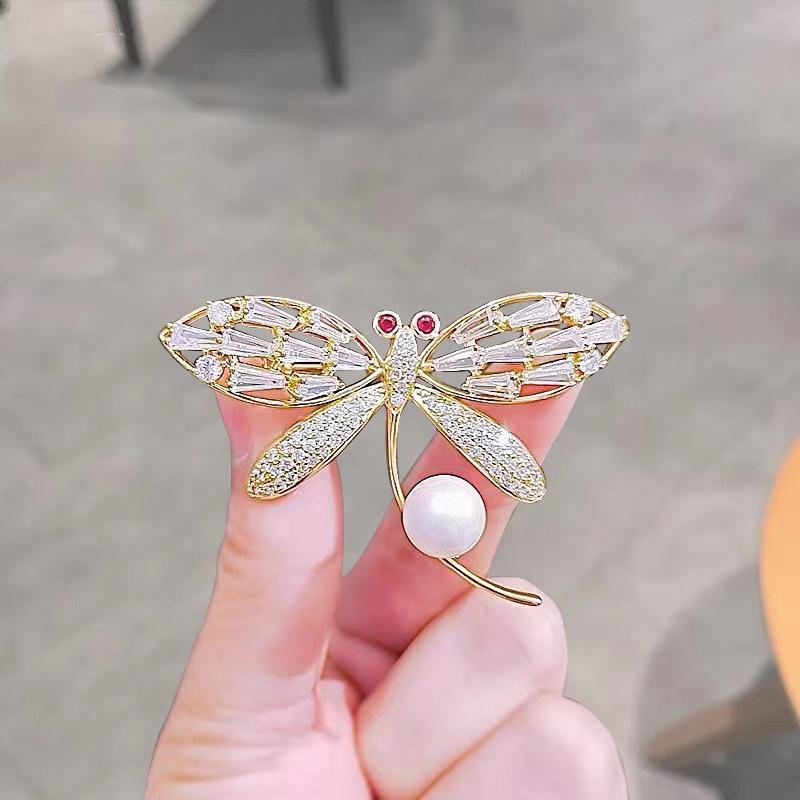 2025 Elegant Deer Brooch with Cat's Eye Rhinestone for Suit or Clothing Accessory