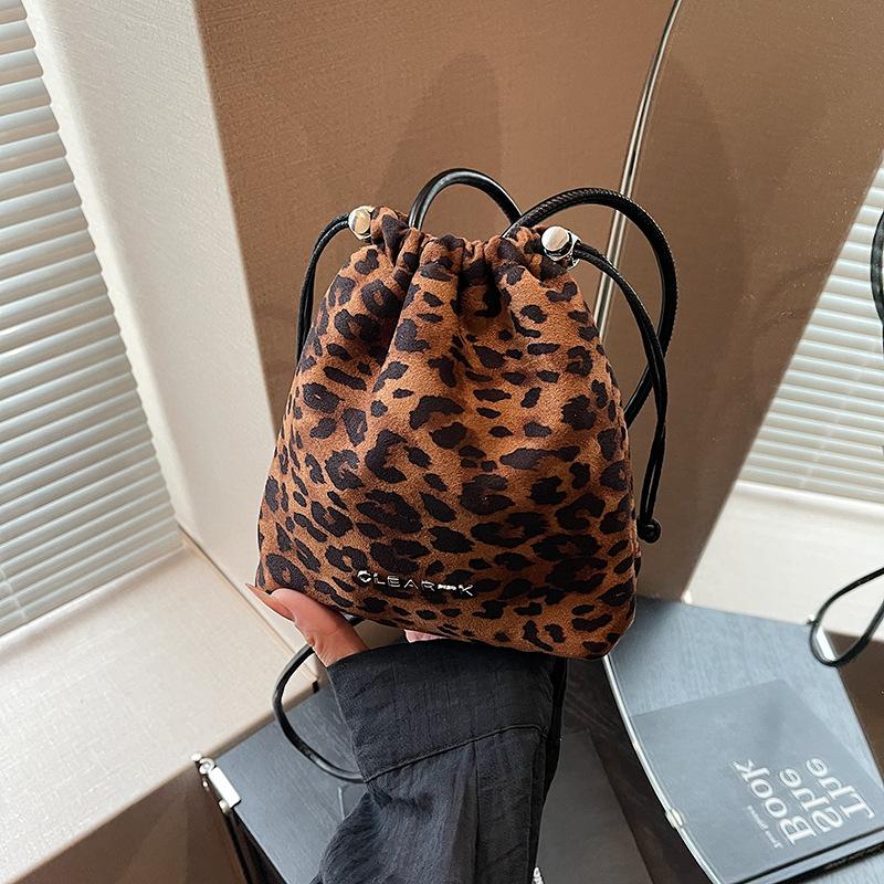 

High-end niche bag women s autumn and winter matte leopard print shoulder messenger bag bucket bag цветной печати леопарда