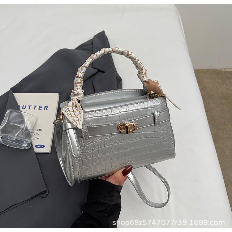 

Модный шелковый шарф сумка келли узор под камень маленькая сумка сумка женская 2025 новая трендовая нишевый дизайн модная сумка через плечо серебряный