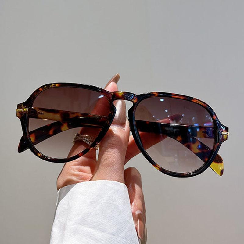 Luxury Designer Pilot Sunglasses Women Men Vintage Big Frame Punk Rivet Shades UV400 Trendy Fashion