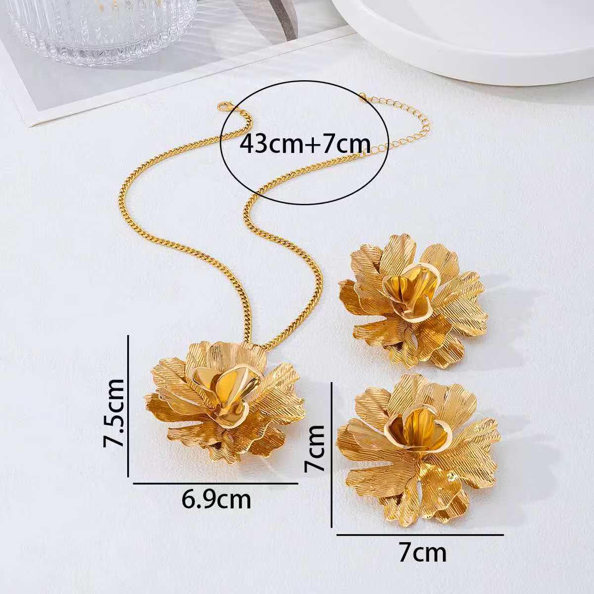 Модный 3-слойный 3D цветочный комплект из 3 предметов (ожерелье и серьги) - Ретро и смелый дизайн золотой