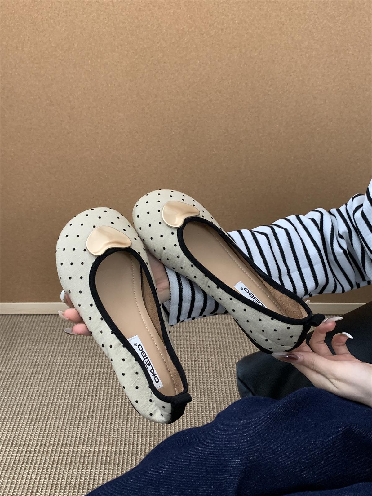 

Retro yellow flat-soled single shoes women s 2025 autumn new niche round head one-pedal soft-soled Doudou shoes grandma shoes 39