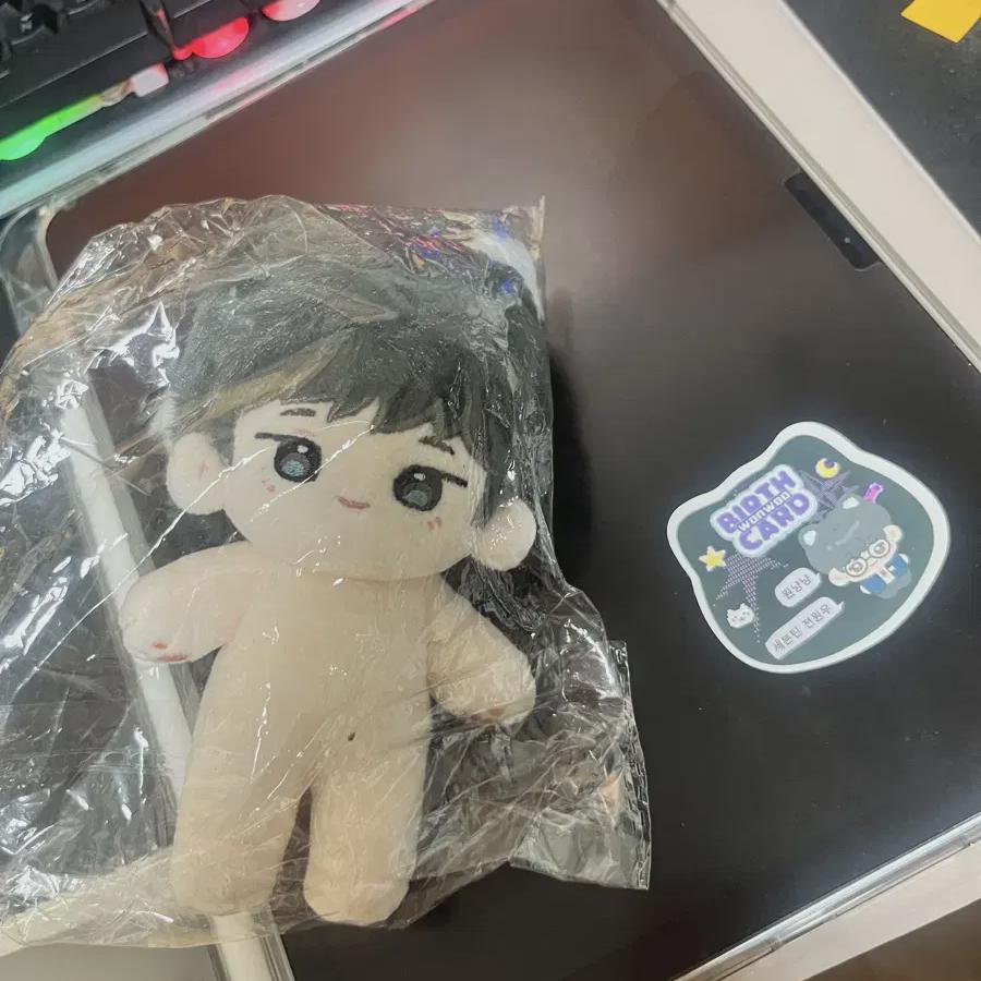 

Это 10-сантиметровая кукла ВонУ из Seventeen