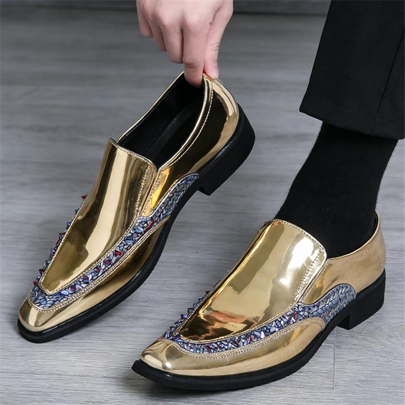 Fashion New Men Gold Black Rivet Slip On Casual Shoes Brand Designer Formal Wedding Dress Homecoming Footwear Zapatos Hombre