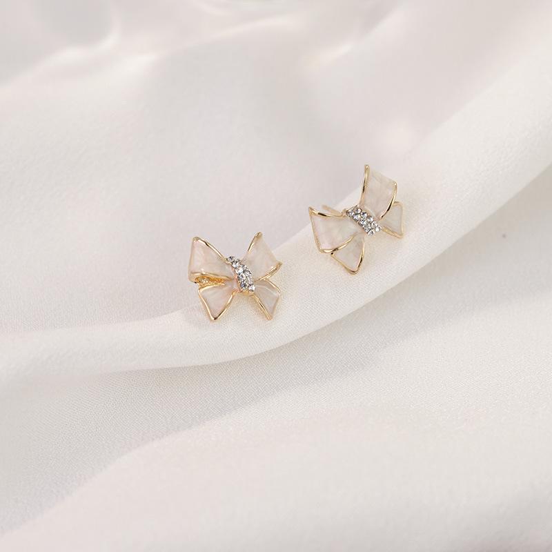 

Европейские и американские ретро серьги-пусеты с серебряным бантом - Трендовые, элегантные, высокая мода белый