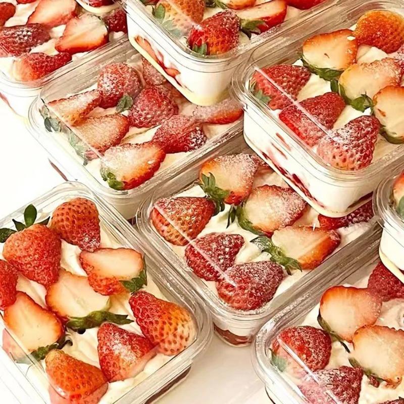 Rechteckige Plastik-Kuchenbox mit Deckel 50 Stück Transparente Kuchenbecher Tiramisu Dessert Kuchen Verpackungsbox mit Deckel Hochzeitsfeier