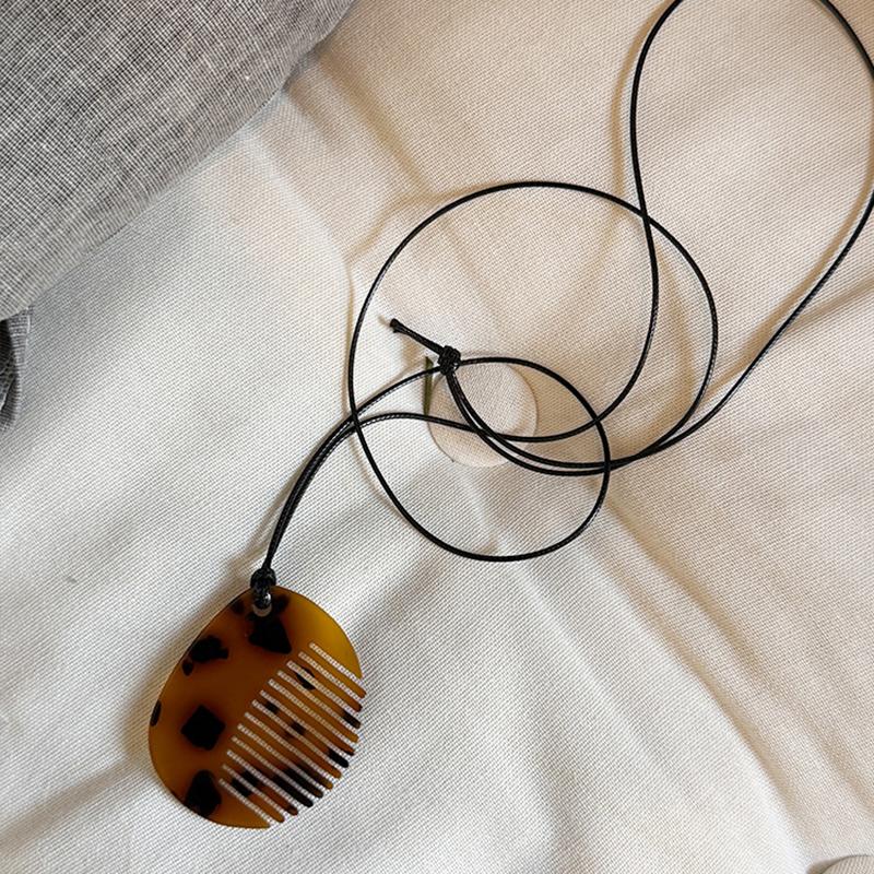 Retro Leopard Print Comb Mirror Pendant Necklace For Women Girls Niche Personality Versatile Black Rope Long Sweater Chain Gifts