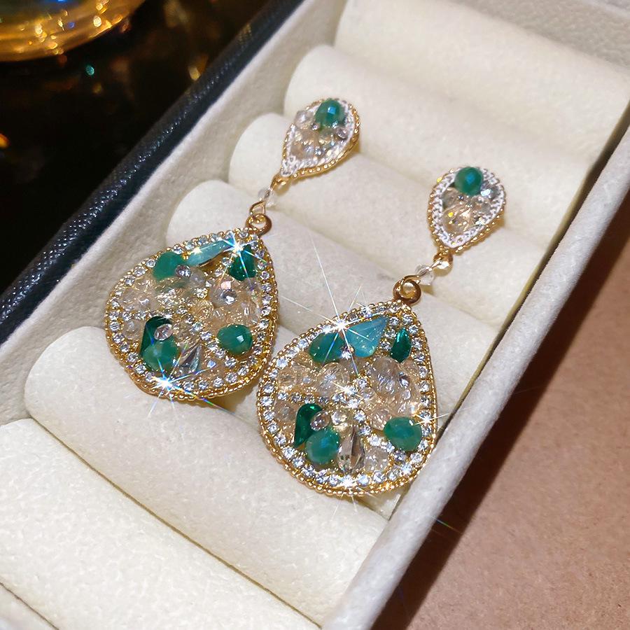 Silvernål Zirkon Utskurna Blomörhängen - Utsökta High-End Stiftörhängen med Känsla för Mode.