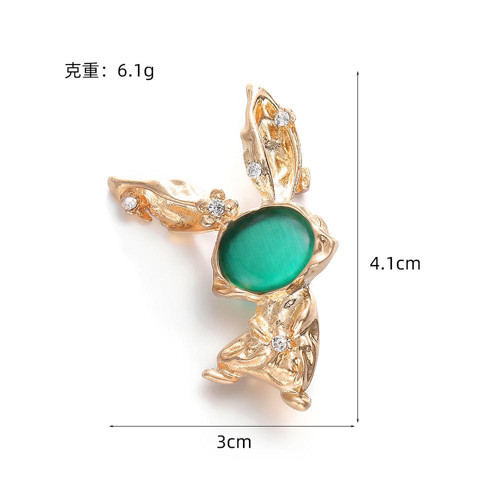 High-end cute rabbit emerald anti-light brooch niche blazer accessory pin