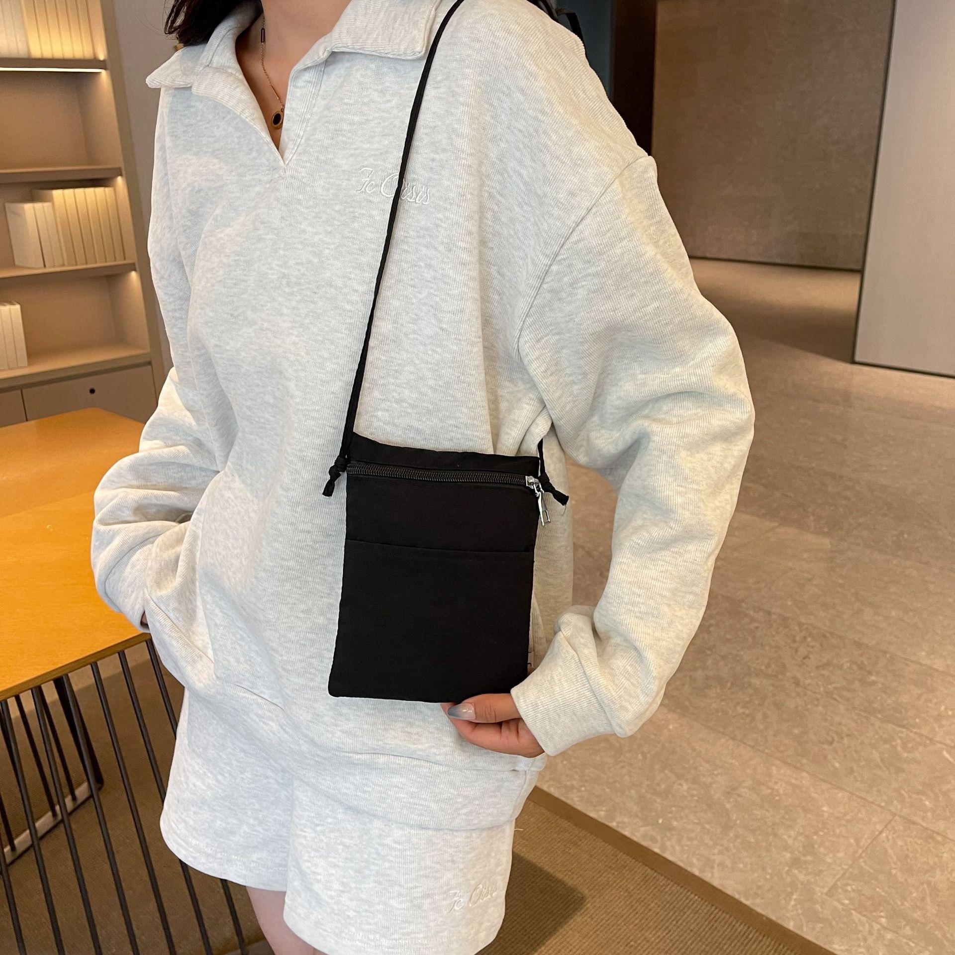 

Новая повседневная простая японская сумка для мобильного телефона, литературная нишевая мода, легкая одноплечевая, корейская версия, кроссбоди, водонепроницаемая маленькая квадратная сумка One Size чёрный