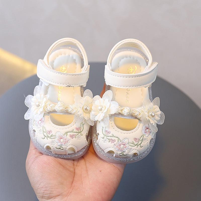 Summer soft-soled sandals for baby girls, closed-toe infant walking shoes, anti-slip and anti-kick princess shoes. 16 белый