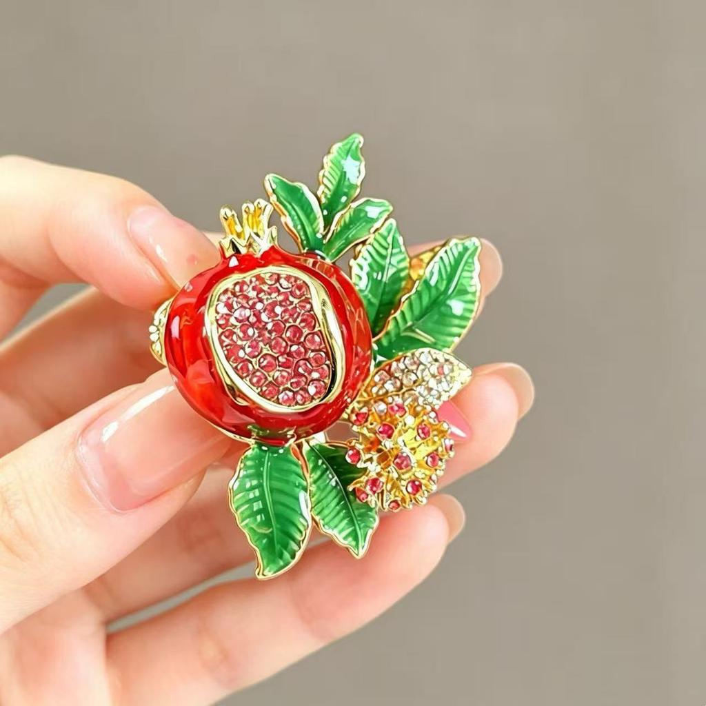 Full Diamond Pomegranate Brooch Premium Sense Delicate Light Luxury Press Flap Clothing Clothing Waist Buckle Pin Jewelry Flower Corsage