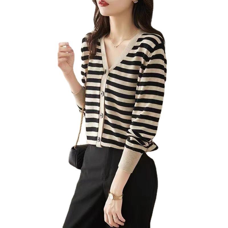 Frühling und Herbst Damen Casual Loose Strickjacke Sanfter Wind V-Ausschnitt Gestreifte Langarm Dünne Jacke