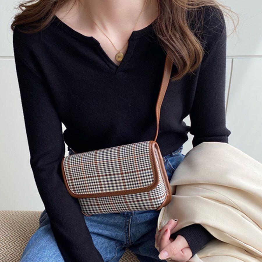 

V-neck Long-sleeved Knitted Base Layer, A New Autumn and Winter Style, with A Slimming Inner Sweater One Size чорний