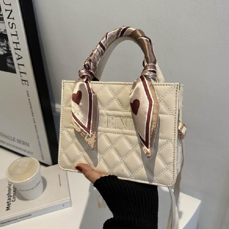 Fashionable And Versatile Shoulder Bag For Women Trendy And Spacious With A Touch Of Diamond Pattern S белый